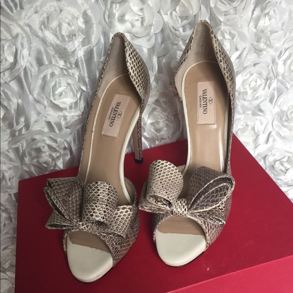 Host pick 🎉🎉 Valentino bow heels - Picture 2 of 7